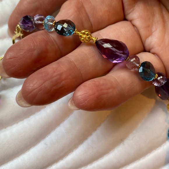 18K GOLD, AMETHYST, & TOPAZ NECKLACE - Picture 3 of 5